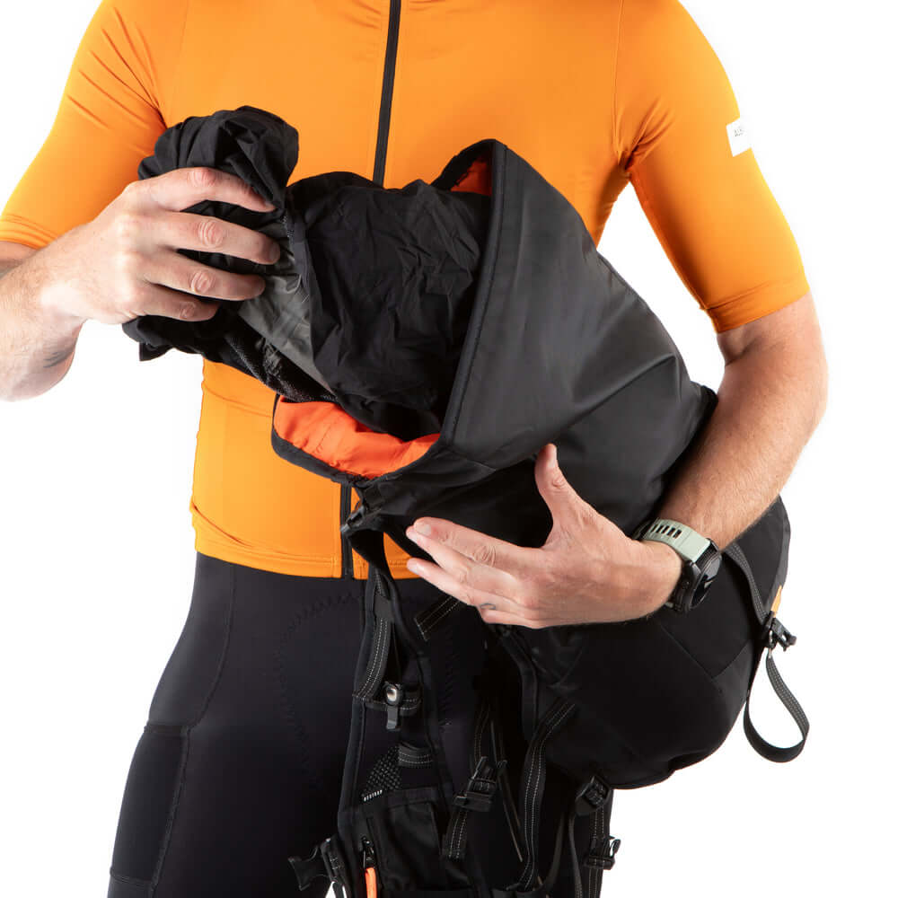 Restrap Rolltop Hydration Vest - juomareppu 2 L rakolla ja 14 L kuormatilalla